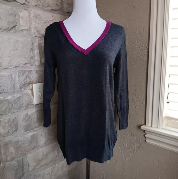 Pre Owned Gap Women's Gray V Neck Tunic Sweater Size XS - Picture 2 of 3